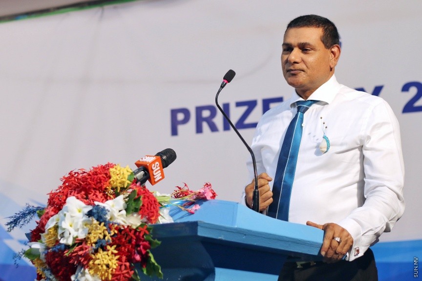 ނ. ކެނދިކުޅުދޫ ސްކޫލުގެ 2016 ވަނަ އަހަރުގެ އަހަރީ އިނާމް ދިނުމުގެ ޖަލްސާގެ ތެރެއިން: ސްކޫލްގެ އެންމެ މޮޅު ދަރިވަރުންނަށް ހޮވުނީ އިބްރާހީމް ހަމްދާން އައްބާސް އާއި އާއިޝަތު ރީޝާ -- ސަން ފޮޓޯ/ އިހްތިޝާމް މުހައްމަދު