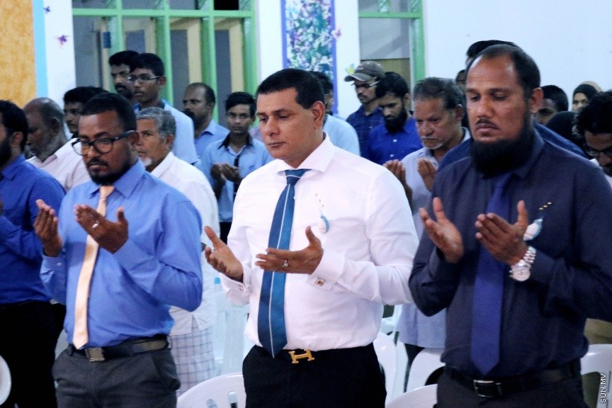 ނ. ކެނދިކުޅުދޫ ސްކޫލުގެ 2016 ވަނަ އަހަރުގެ އަހަރީ އިނާމް ދިނުމުގެ ޖަލްސާގެ ތެރެއިން: ސްކޫލްގެ އެންމެ މޮޅު ދަރިވަރުންނަށް ހޮވުނީ އިބްރާހީމް ހަމްދާން އައްބާސް އާއި އާއިޝަތު ރީޝާ -- ސަން ފޮޓޯ/ އިހްތިޝާމް މުހައްމަދު
