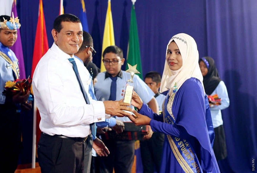 ނ. ކެނދިކުޅުދޫ ސްކޫލުގެ 2016 ވަނަ އަހަރުގެ އަހަރީ އިނާމް ދިނުމުގެ ޖަލްސާގެ ތެރެއިން: ސްކޫލްގެ އެންމެ މޮޅު ދަރިވަރުންނަށް ހޮވުނީ އިބްރާހީމް ހަމްދާން އައްބާސް އާއި އާއިޝަތު ރީޝާ -- ސަން ފޮޓޯ/ އިހްތިޝާމް މުހައްމަދު