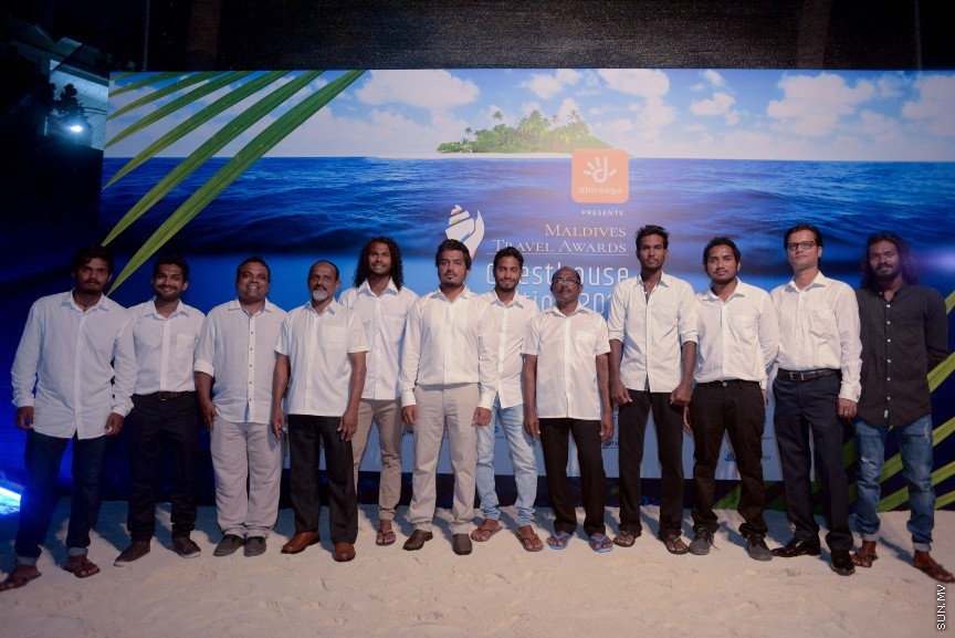 ރާއްޖޭގެ ފަތުރުވެރިކަމުގެ ދާއިރާގައި ދޭ އެންމެ ޝަރަފުވެރި އެވޯޑު، މަޓާޓޯ މޯލްޑިވްސް ޓްރެވަލް އެވޯޑްސް ގެސްޓްހައުސް އެޑިޝަން 2017 އެވޯޑް ހަފްލާގެ ތެރެއިން---ސަން ފޮޓޯ/ އަފްރާހް