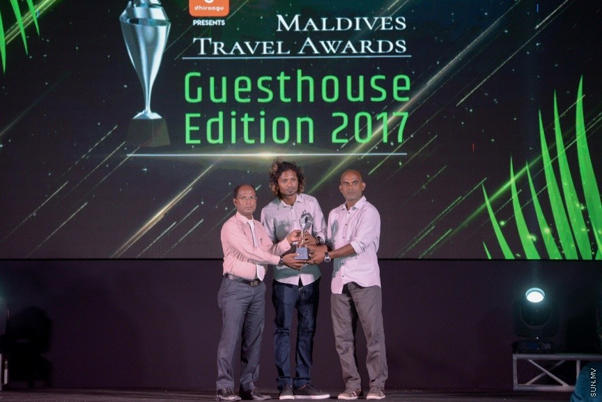 ރާއްޖޭގެ ފަތުރުވެރިކަމުގެ ދާއިރާގައި ދޭ އެންމެ ޝަރަފުވެރި އެވޯޑު، މަޓާޓޯ މޯލްޑިވްސް ޓްރެވަލް އެވޯޑްސް ގެސްޓްހައުސް އެޑިޝަން 2017 އެވޯޑް ހަފްލާގެ ތެރެއިން---ސަން ފޮޓޯ/ އަފްރާހް