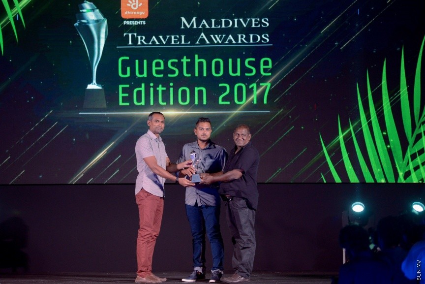 ރާއްޖޭގެ ފަތުރުވެރިކަމުގެ ދާއިރާގައި ދޭ އެންމެ ޝަރަފުވެރި އެވޯޑު، މަޓާޓޯ މޯލްޑިވްސް ޓްރެވަލް އެވޯޑްސް ގެސްޓްހައުސް އެޑިޝަން 2017 އެވޯޑް ހަފްލާގެ ތެރެއިން---ސަން ފޮޓޯ/ އަފްރާހް