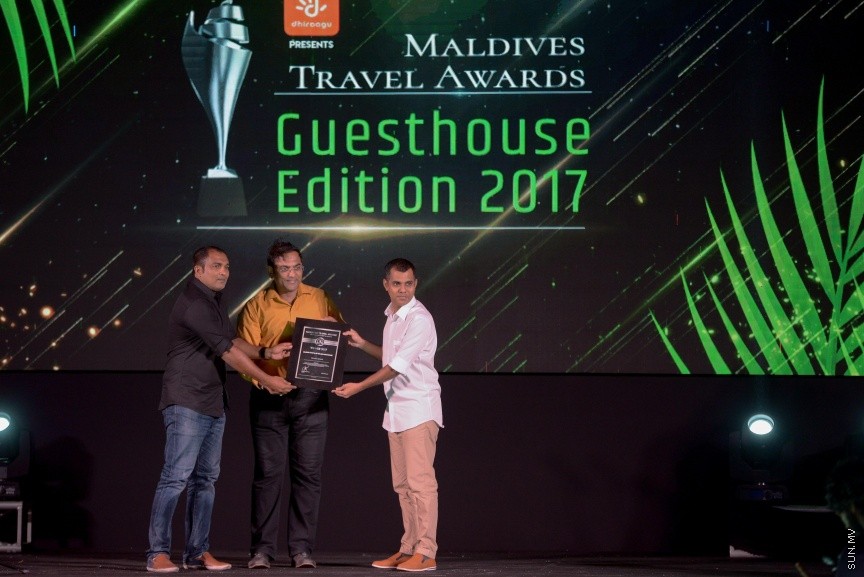 ރާއްޖޭގެ ފަތުރުވެރިކަމުގެ ދާއިރާގައި ދޭ އެންމެ ޝަރަފުވެރި އެވޯޑު، މަޓާޓޯ މޯލްޑިވްސް ޓްރެވަލް އެވޯޑްސް ގެސްޓްހައުސް އެޑިޝަން 2017 އެވޯޑް ހަފްލާގެ ތެރެއިން---ސަން ފޮޓޯ/ އަފްރާހް