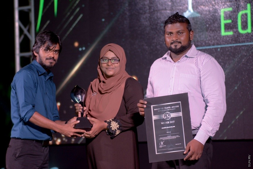 ރާއްޖޭގެ ފަތުރުވެރިކަމުގެ ދާއިރާގައި ދޭ އެންމެ ޝަރަފުވެރި އެވޯޑު، މަޓާޓޯ މޯލްޑިވްސް ޓްރެވަލް އެވޯޑްސް ގެސްޓްހައުސް އެޑިޝަން 2017 އެވޯޑް ހަފްލާގެ ތެރެއިން---ސަން ފޮޓޯ/ އަފްރާހް