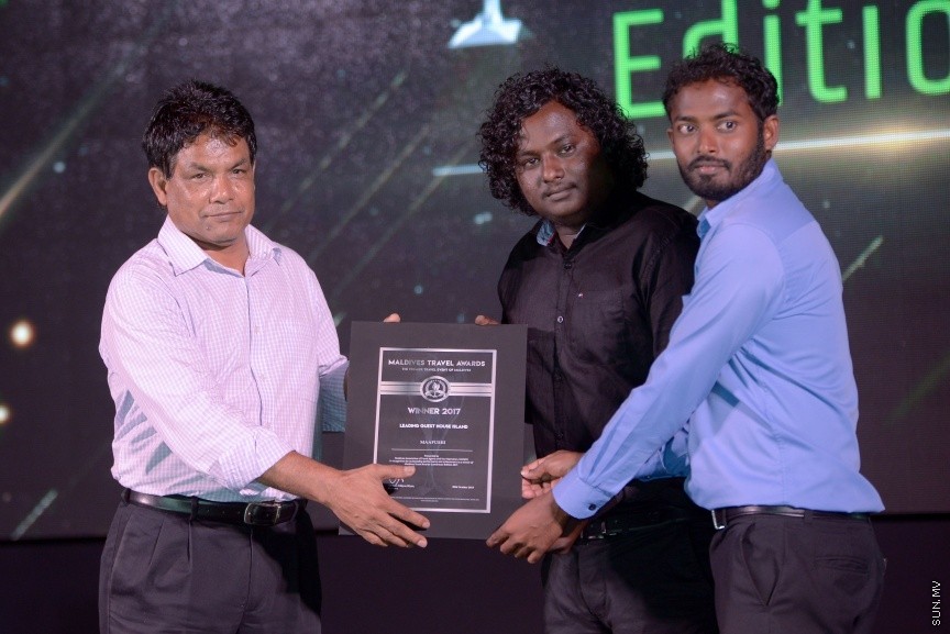 ރާއްޖޭގެ ފަތުރުވެރިކަމުގެ ދާއިރާގައި ދޭ އެންމެ ޝަރަފުވެރި އެވޯޑު، މަޓާޓޯ މޯލްޑިވްސް ޓްރެވަލް އެވޯޑްސް ގެސްޓްހައުސް އެޑިޝަން 2017 އެވޯޑް ހަފްލާގެ ތެރެއިން---ސަން ފޮޓޯ/ އަފްރާހް