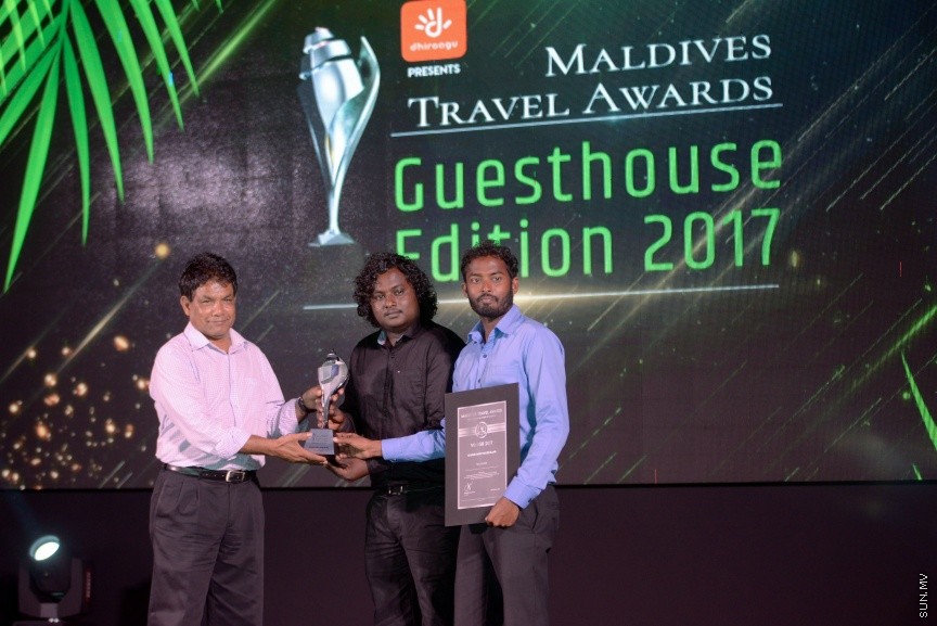 ރާއްޖޭގެ ފަތުރުވެރިކަމުގެ ދާއިރާގައި ދޭ އެންމެ ޝަރަފުވެރި އެވޯޑު، މަޓާޓޯ މޯލްޑިވްސް ޓްރެވަލް އެވޯޑްސް ގެސްޓްހައުސް އެޑިޝަން 2017 އެވޯޑް ހަފްލާގެ ތެރެއިން---ސަން ފޮޓޯ/ އަފްރާހް