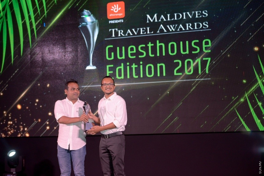 ރާއްޖޭގެ ފަތުރުވެރިކަމުގެ ދާއިރާގައި ދޭ އެންމެ ޝަރަފުވެރި އެވޯޑު، މަޓާޓޯ މޯލްޑިވްސް ޓްރެވަލް އެވޯޑްސް ގެސްޓްހައުސް އެޑިޝަން 2017 އެވޯޑް ހަފްލާގެ ތެރެއިން---ސަން ފޮޓޯ/ އަފްރާހް
