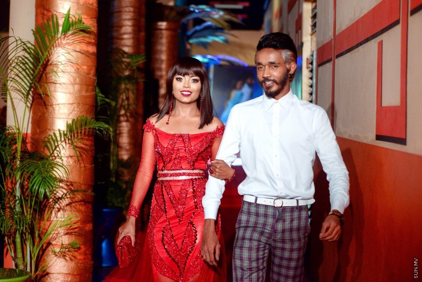 އޮކްޓޯބަރ 31، 2017: ކުޅަދާނަ ވާހަކަ ލިޔުންތެރިޔާ، ޑައިރެކްޓަރު އަދި ޕްރޮޑިއުސަރު ފާތިމަތު ނަހުލާ (ނަހޫ)ގެ ފިލްމް ބޮސް ޕްރިމިއާކުރުމަށް އޮލިމްޕަހުގައި ބޭއްވި ހާއްސަ ހަފްލާގެ ތެރެއިން -- ސަން ފޮޓޯ/ ފަޔާޒު މޫސާ