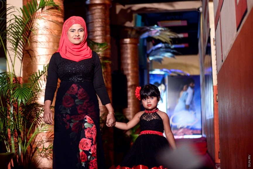 އޮކްޓޯބަރ 31، 2017: ކުޅަދާނަ ވާހަކަ ލިޔުންތެރިޔާ، ޑައިރެކްޓަރު އަދި ޕްރޮޑިއުސަރު ފާތިމަތު ނަހުލާ (ނަހޫ)ގެ ފިލްމް ބޮސް ޕްރިމިއާކުރުމަށް އޮލިމްޕަހުގައި ބޭއްވި ހާއްސަ ހަފްލާގެ ތެރެއިން -- ސަން ފޮޓޯ/ ފަޔާޒު މޫސާ
