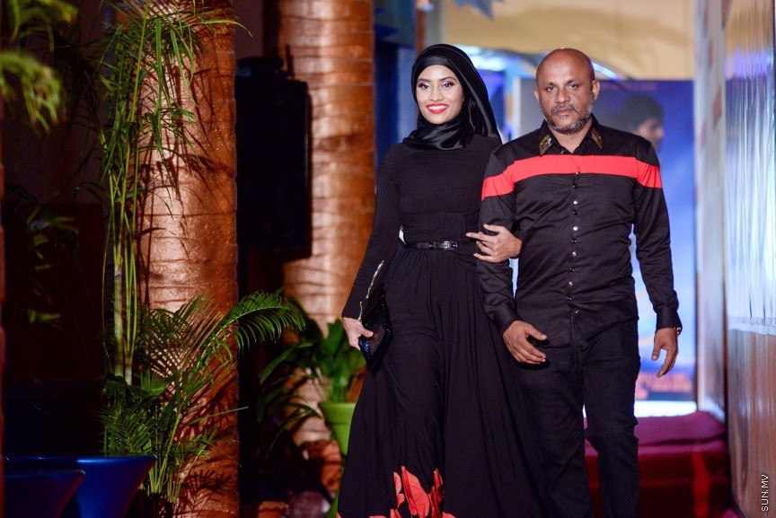 އޮކްޓޯބަރ 31، 2017: ކުޅަދާނަ ވާހަކަ ލިޔުންތެރިޔާ، ޑައިރެކްޓަރު އަދި ޕްރޮޑިއުސަރު ފާތިމަތު ނަހުލާ (ނަހޫ)ގެ ފިލްމް ބޮސް ޕްރިމިއާކުރުމަށް އޮލިމްޕަހުގައި ބޭއްވި ހާއްސަ ހަފްލާގެ ތެރެއިން -- ސަން ފޮޓޯ/ ފަޔާޒު މޫސާ