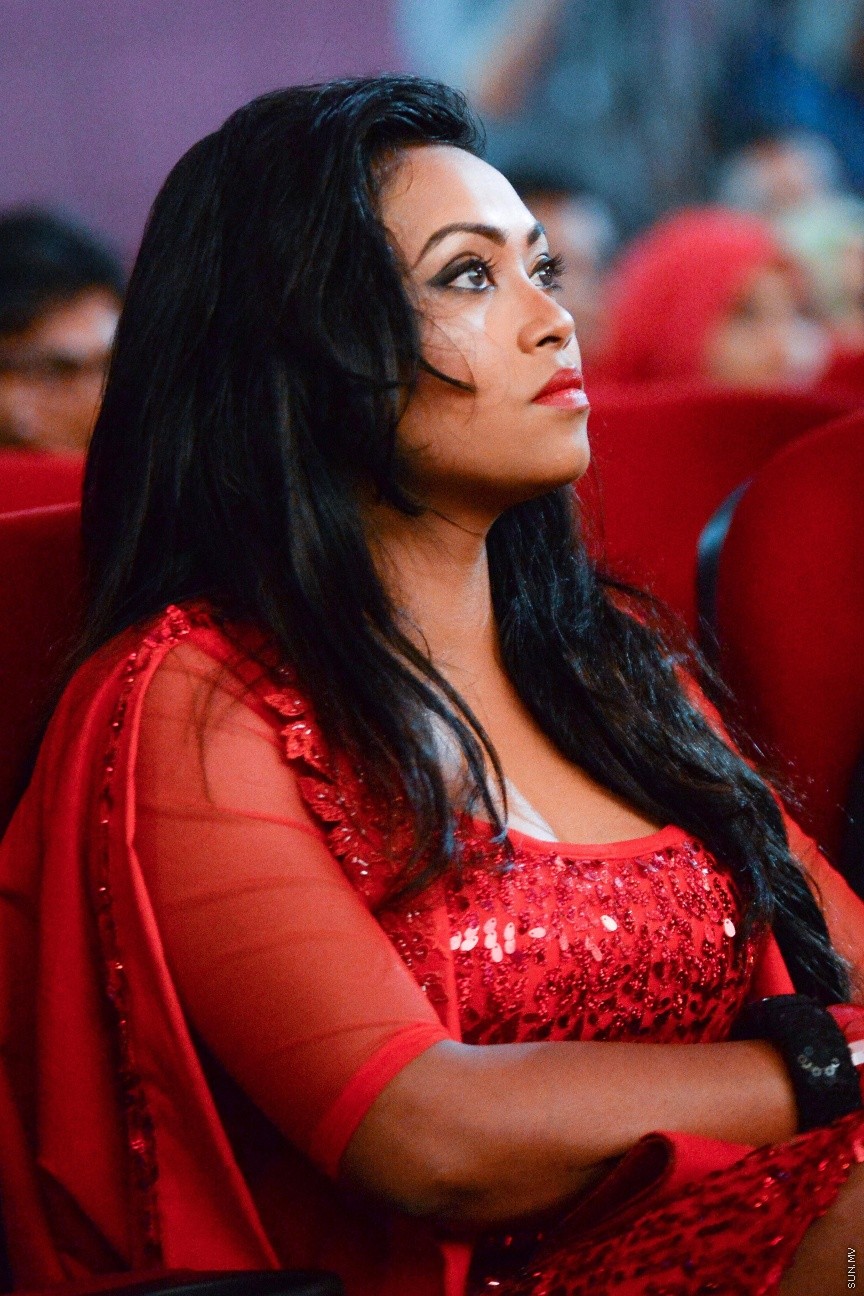 އޮކްޓޯބަރ 31، 2017: ކުޅަދާނަ ވާހަކަ ލިޔުންތެރިޔާ، ޑައިރެކްޓަރު އަދި ޕްރޮޑިއުސަރު ފާތިމަތު ނަހުލާ (ނަހޫ)ގެ ފިލްމް ބޮސް ޕްރިމިއާކުރުމަށް އޮލިމްޕަހުގައި ބޭއްވި ހާއްސަ ހަފްލާގެ ތެރެއިން -- ސަން ފޮޓޯ/ ފަޔާޒު މޫސާ