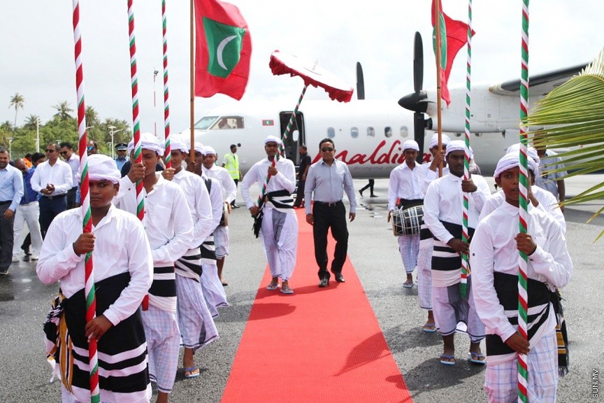 ނޮވެމްބަރ 1، 2017: ދ. އަތޮޅު ކުޑަހުވަދޫގައި  އަލަށް ގާއިމު ކުރި ދާލު އެއާޕޯޓް ރަސްމީކޮށް ހުޅުވުމަށް ބޭއްވި ހާއްސަ ޖަލްސާގެ ތެރެއިން -- ސަން ފޮޓޯ/  އިހްތިޝާމް މުހައްމަދު