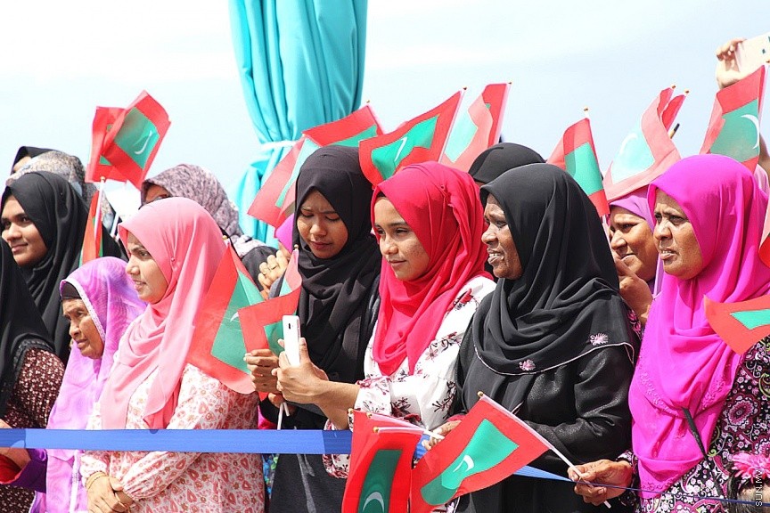 ނޮވެމްބަރ 1، 2017: ދ. އަތޮޅު ކުޑަހުވަދޫގައި  އަލަށް ގާއިމު ކުރި ދާލު އެއާޕޯޓް ރަސްމީކޮށް ހުޅުވުމަށް ބޭއްވި ހާއްސަ ޖަލްސާގެ ތެރެއިން -- ސަން ފޮޓޯ/  އިހްތިޝާމް މުހައްމަދު