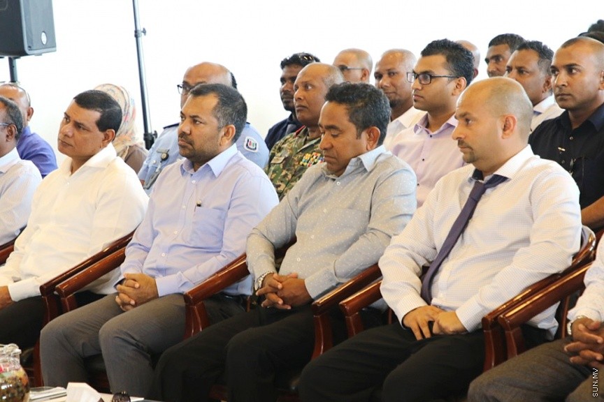 ނޮވެމްބަރ 1، 2017: ދ. އަތޮޅު ކުޑަހުވަދޫގައި  އަލަށް ގާއިމު ކުރި ދާލު އެއާޕޯޓް ރަސްމީކޮށް ހުޅުވުމަށް ބޭއްވި ހާއްސަ ޖަލްސާގެ ތެރެއިން -- ސަން ފޮޓޯ/  އިހްތިޝާމް މުހައްމަދު