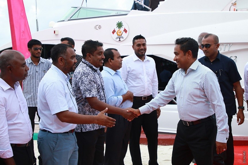 ނޮވެމްބަރ 1، 2017: ފ. ނިލަންދުއަށް ވަޑައިގެން އެ ރަށުގެ ރައްޔިތުންނާއި ރައީސް ޔާމީން ބައްދަލުކުރެއްވުން  -- ސަން ފޮޓޯ/ އިރުތިޝާމް 