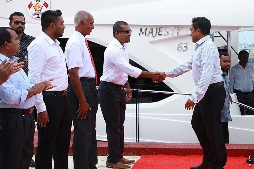 ނޮވެމްބަރ 1، 2017: ފ. ނިލަންދުއަށް ވަޑައިގެން އެ ރަށުގެ ރައްޔިތުންނާއި ރައީސް ޔާމީން ބައްދަލުކުރެއްވުން  -- ސަން ފޮޓޯ/ އިރުތިޝާމް 