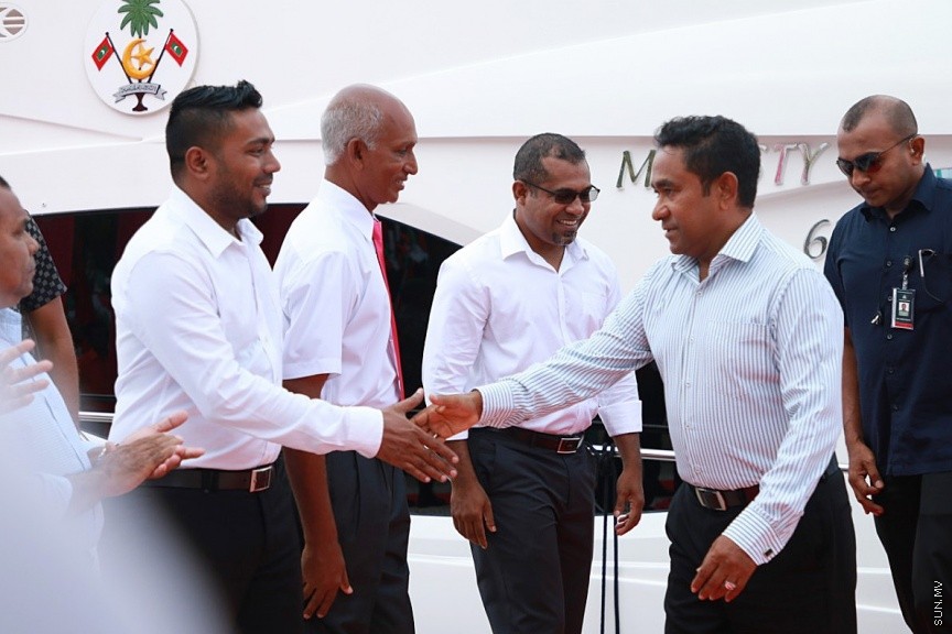 ނޮވެމްބަރ 1، 2017: ފ. ނިލަންދުއަށް ވަޑައިގެން އެ ރަށުގެ ރައްޔިތުންނާއި ރައީސް ޔާމީން ބައްދަލުކުރެއްވުން  -- ސަން ފޮޓޯ/ އިރުތިޝާމް 