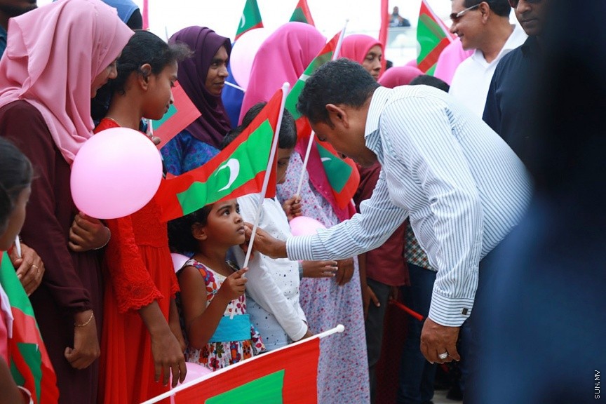 ނޮވެމްބަރ 1، 2017: ފ. ނިލަންދުއަށް ވަޑައިގެން އެ ރަށުގެ ރައްޔިތުންނާއި ރައީސް ޔާމީން ބައްދަލުކުރެއްވުން  -- ސަން ފޮޓޯ/ އިރުތިޝާމް 