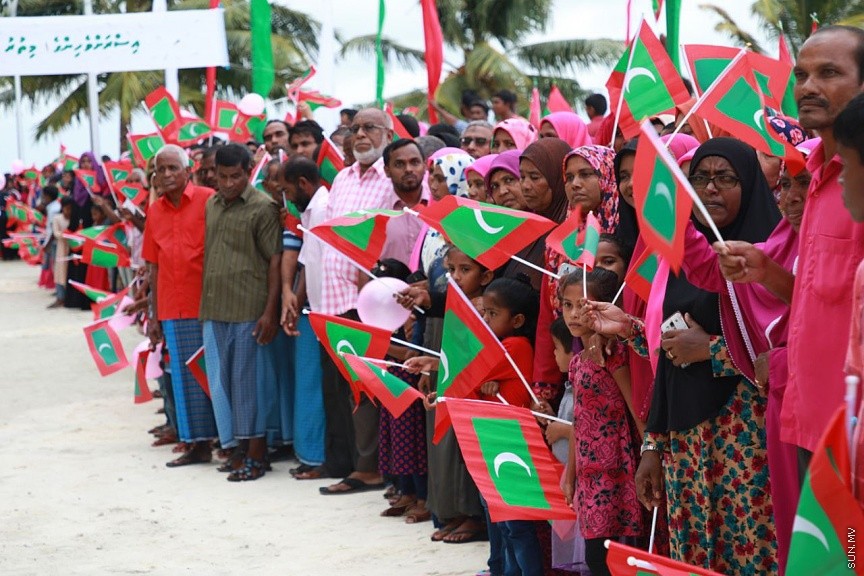 ނޮވެމްބަރ 1، 2017: ފ. ނިލަންދުއަށް ވަޑައިގެން އެ ރަށުގެ ރައްޔިތުންނާއި ރައީސް ޔާމީން ބައްދަލުކުރެއްވުން  -- ސަން ފޮޓޯ/ އިރުތިޝާމް 