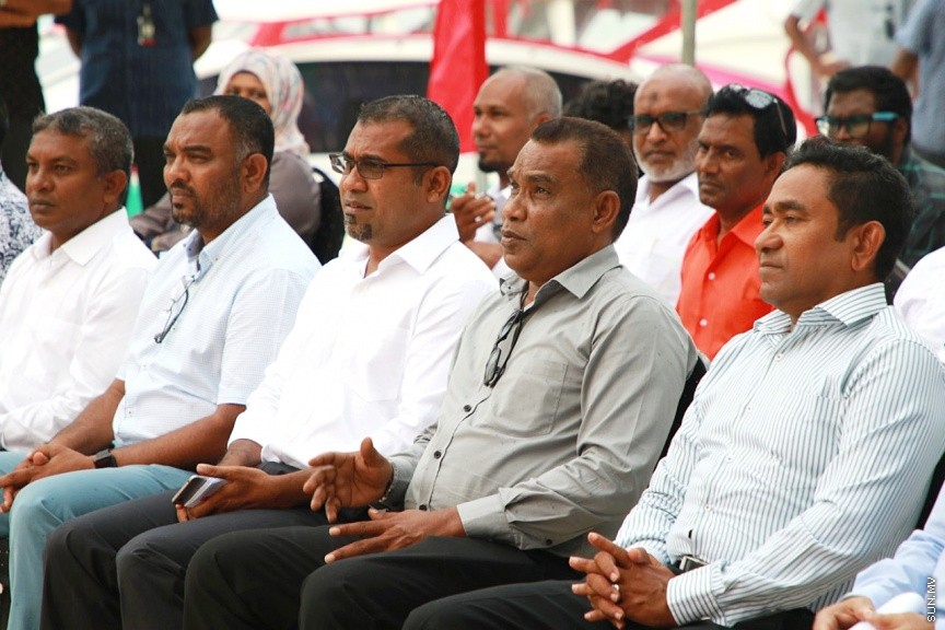 ނޮވެމްބަރ 1، 2017: ފ. ނިލަންދުއަށް ވަޑައިގެން އެ ރަށުގެ ރައްޔިތުންނާއި ރައީސް ޔާމީން ބައްދަލުކުރެއްވުން  -- ސަން ފޮޓޯ/ އިރުތިޝާމް 