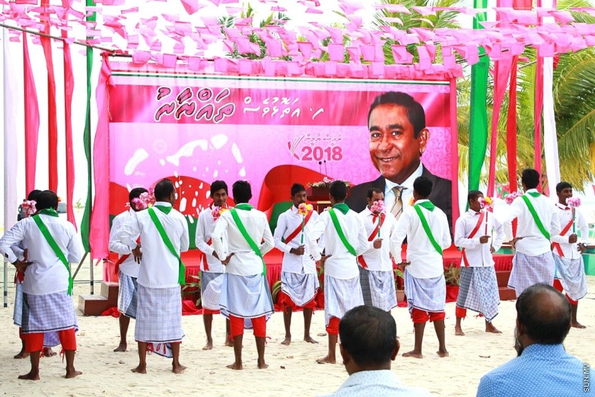 ނޮވެމްބަރ 1، 2017: ފ. ނިލަންދުއަށް ވަޑައިގެން އެ ރަށުގެ ރައްޔިތުންނާއި ރައީސް ޔާމީން ބައްދަލުކުރެއްވުން  -- ސަން ފޮޓޯ/ އިރުތިޝާމް 