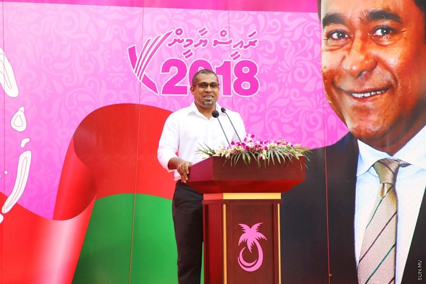 ނޮވެމްބަރ 1، 2017: ފ. ނިލަންދުއަށް ވަޑައިގެން އެ ރަށުގެ ރައްޔިތުންނާއި ރައީސް ޔާމީން ބައްދަލުކުރެއްވުން  -- ސަން ފޮޓޯ/ އިރުތިޝާމް 
