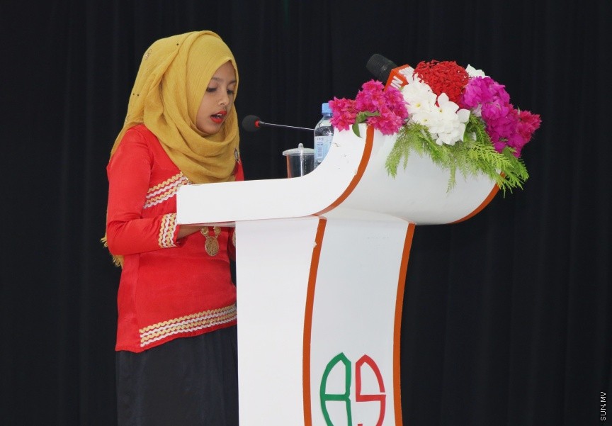 ދ. ބަނޑިދޫ ސްކޫލުގައި ރޭ ބޭއްވި އެ ސްކޫލުގެ އިނާމު ދިނުމުގެ ޖަލްސާގެ ތެރެއިން: އެ ސްކޫލުގެ މޮޅު ދަރިވަރަކަށް ހޮވިފައިވަނީ ނަޔާޒް --- ސަން ފޮޓޯ/ އިހްތިޝާމްް މުހައްމަދު
