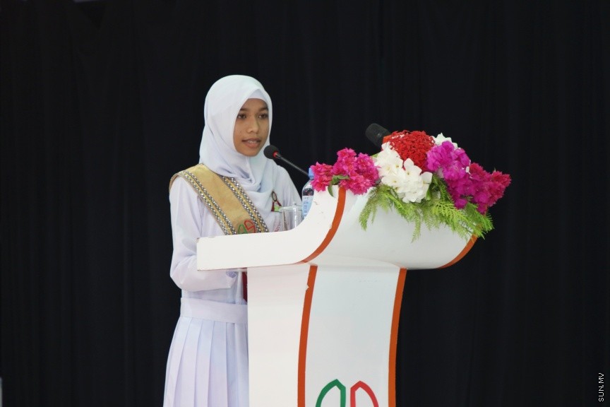 ދ. ބަނޑިދޫ ސްކޫލުގައި ރޭ ބޭއްވި އެ ސްކޫލުގެ އިނާމު ދިނުމުގެ ޖަލްސާގެ ތެރެއިން: އެ ސްކޫލުގެ މޮޅު ދަރިވަރަކަށް ހޮވިފައިވަނީ ނަޔާޒް --- ސަން ފޮޓޯ/ އިހްތިޝާމްް މުހައްމަދު