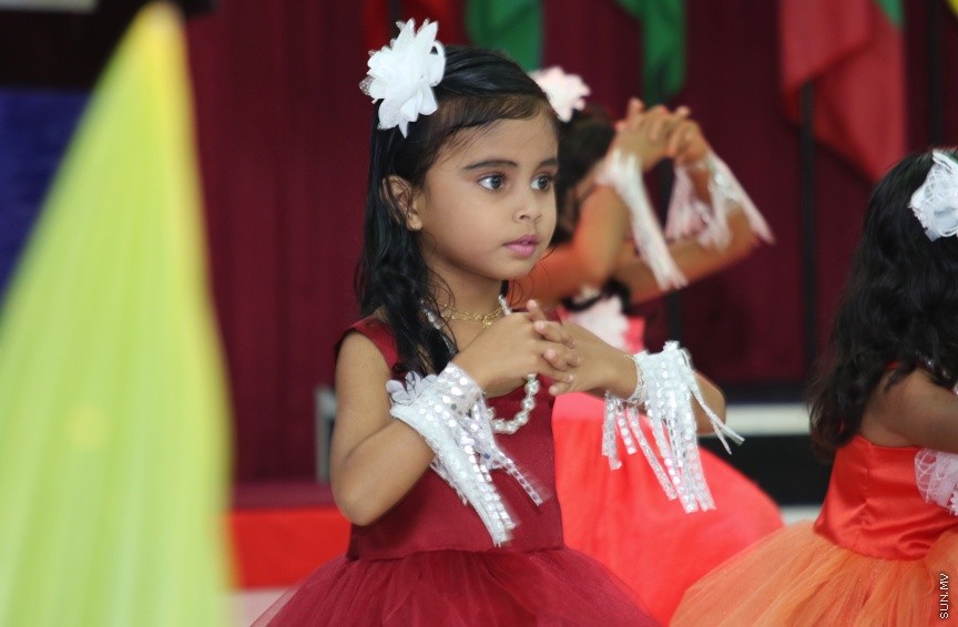 ދ. ބަނޑިދޫ ސްކޫލުގައި ރޭ ބޭއްވި އެ ސްކޫލުގެ އިނާމު ދިނުމުގެ ޖަލްސާގެ ތެރެއިން: އެ ސްކޫލުގެ މޮޅު ދަރިވަރަކަށް ހޮވިފައިވަނީ ނަޔާޒް --- ސަން ފޮޓޯ/ އިހްތިޝާމްް މުހައްމަދު