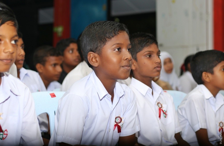 ދ. ބަނޑިދޫ ސްކޫލުގައި ރޭ ބޭއްވި އެ ސްކޫލުގެ އިނާމު ދިނުމުގެ ޖަލްސާގެ ތެރެއިން: އެ ސްކޫލުގެ މޮޅު ދަރިވަރަކަށް ހޮވިފައިވަނީ ނަޔާޒް --- ސަން ފޮޓޯ/ އިހްތިޝާމްް މުހައްމަދު