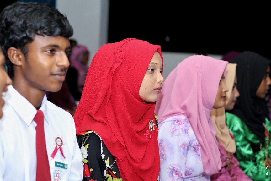 ދ. ބަނޑިދޫ ސްކޫލުގައި ރޭ ބޭއްވި އެ ސްކޫލުގެ އިނާމު ދިނުމުގެ ޖަލްސާގެ ތެރެއިން: އެ ސްކޫލުގެ މޮޅު ދަރިވަރަކަށް ހޮވިފައިވަނީ ނަޔާޒް --- ސަން ފޮޓޯ/ އިހްތިޝާމްް މުހައްމަދު