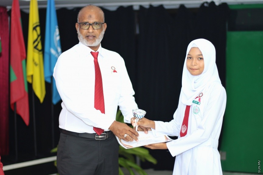ދ. ބަނޑިދޫ ސްކޫލުގައި ރޭ ބޭއްވި އެ ސްކޫލުގެ އިނާމު ދިނުމުގެ ޖަލްސާގެ ތެރެއިން: އެ ސްކޫލުގެ މޮޅު ދަރިވަރަކަށް ހޮވިފައިވަނީ ނަޔާޒް --- ސަން ފޮޓޯ/ އިހްތިޝާމްް މުހައްމަދު