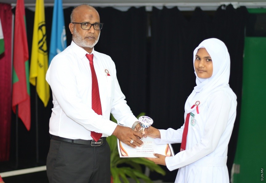 ދ. ބަނޑިދޫ ސްކޫލުގައި ރޭ ބޭއްވި އެ ސްކޫލުގެ އިނާމު ދިނުމުގެ ޖަލްސާގެ ތެރެއިން: އެ ސްކޫލުގެ މޮޅު ދަރިވަރަކަށް ހޮވިފައިވަނީ ނަޔާޒް --- ސަން ފޮޓޯ/ އިހްތިޝާމްް މުހައްމަދު