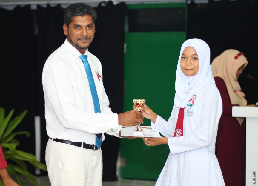 ދ. ބަނޑިދޫ ސްކޫލުގައި ރޭ ބޭއްވި އެ ސްކޫލުގެ އިނާމު ދިނުމުގެ ޖަލްސާގެ ތެރެއިން: އެ ސްކޫލުގެ މޮޅު ދަރިވަރަކަށް ހޮވިފައިވަނީ ނަޔާޒް --- ސަން ފޮޓޯ/ އިހްތިޝާމްް މުހައްމަދު