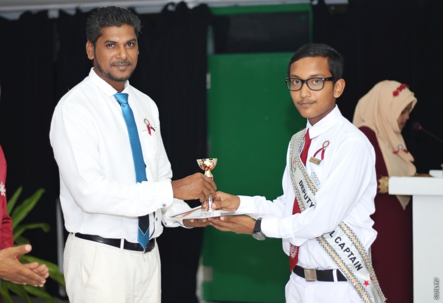 ދ. ބަނޑިދޫ ސްކޫލުގައި ރޭ ބޭއްވި އެ ސްކޫލުގެ އިނާމު ދިނުމުގެ ޖަލްސާގެ ތެރެއިން: އެ ސްކޫލުގެ މޮޅު ދަރިވަރަކަށް ހޮވިފައިވަނީ ނަޔާޒް --- ސަން ފޮޓޯ/ އިހްތިޝާމްް މުހައްމަދު
