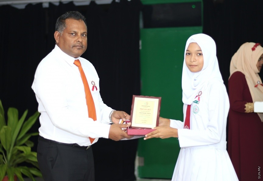 ދ. ބަނޑިދޫ ސްކޫލުގައި ރޭ ބޭއްވި އެ ސްކޫލުގެ އިނާމު ދިނުމުގެ ޖަލްސާގެ ތެރެއިން: އެ ސްކޫލުގެ މޮޅު ދަރިވަރަކަށް ހޮވިފައިވަނީ ނަޔާޒް --- ސަން ފޮޓޯ/ އިހްތިޝާމްް މުހައްމަދު