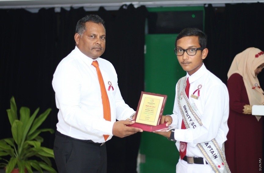 ދ. ބަނޑިދޫ ސްކޫލުގައި ރޭ ބޭއްވި އެ ސްކޫލުގެ އިނާމު ދިނުމުގެ ޖަލްސާގެ ތެރެއިން: އެ ސްކޫލުގެ މޮޅު ދަރިވަރަކަށް ހޮވިފައިވަނީ ނަޔާޒް --- ސަން ފޮޓޯ/ އިހްތިޝާމްް މުހައްމަދު