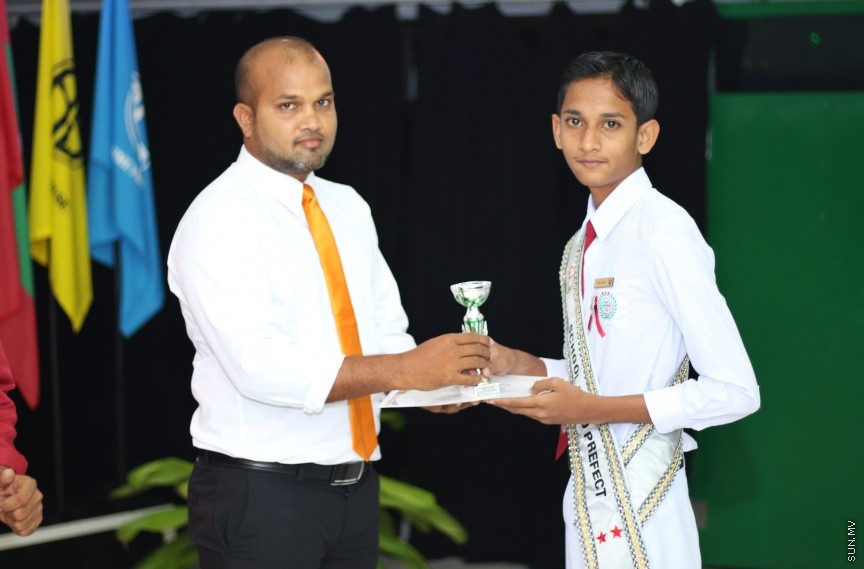 ދ. ބަނޑިދޫ ސްކޫލުގައި ރޭ ބޭއްވި އެ ސްކޫލުގެ އިނާމު ދިނުމުގެ ޖަލްސާގެ ތެރެއިން: އެ ސްކޫލުގެ މޮޅު ދަރިވަރަކަށް ހޮވިފައިވަނީ ނަޔާޒް --- ސަން ފޮޓޯ/ އިހްތިޝާމްް މުހައްމަދު