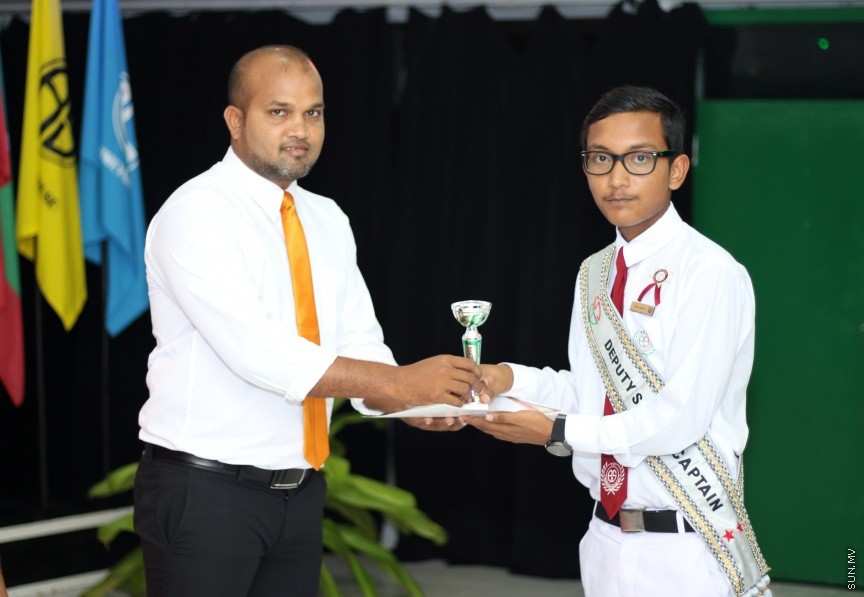 ދ. ބަނޑިދޫ ސްކޫލުގައި ރޭ ބޭއްވި އެ ސްކޫލުގެ އިނާމު ދިނުމުގެ ޖަލްސާގެ ތެރެއިން: އެ ސްކޫލުގެ މޮޅު ދަރިވަރަކަށް ހޮވިފައިވަނީ ނަޔާޒް --- ސަން ފޮޓޯ/ އިހްތިޝާމްް މުހައްމަދު
