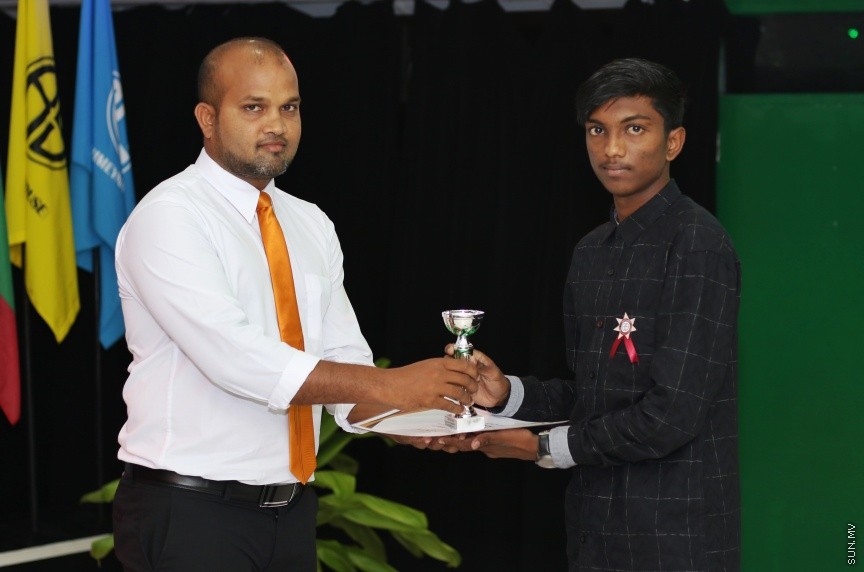 ދ. ބަނޑިދޫ ސްކޫލުގައި ރޭ ބޭއްވި އެ ސްކޫލުގެ އިނާމު ދިނުމުގެ ޖަލްސާގެ ތެރެއިން: އެ ސްކޫލުގެ މޮޅު ދަރިވަރަކަށް ހޮވިފައިވަނީ ނަޔާޒް --- ސަން ފޮޓޯ/ އިހްތިޝާމްް މުހައްމަދު
