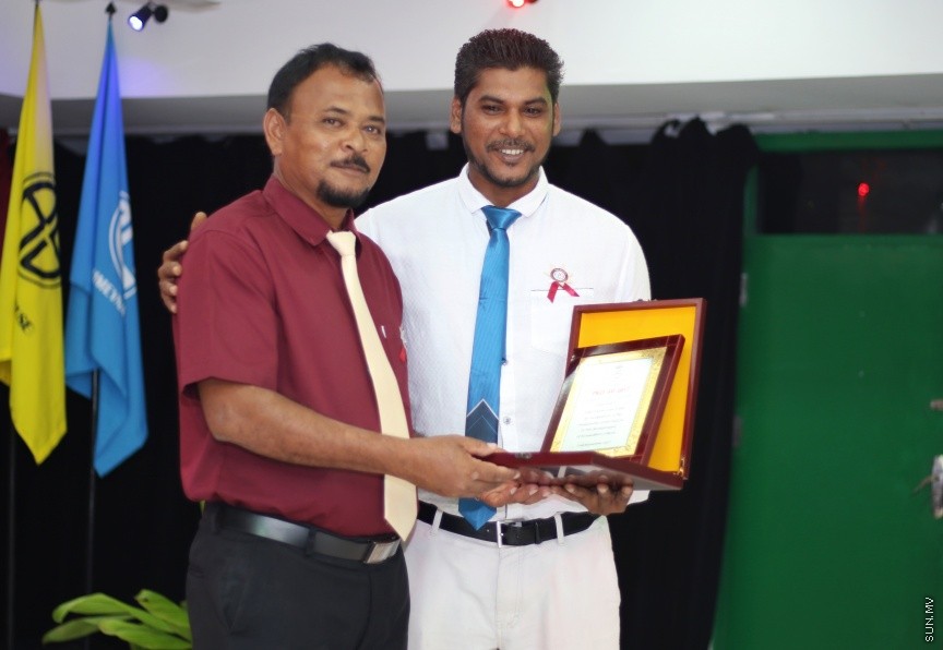 ދ. ބަނޑިދޫ ސްކޫލުގައި ރޭ ބޭއްވި އެ ސްކޫލުގެ އިނާމު ދިނުމުގެ ޖަލްސާގެ ތެރެއިން: އެ ޖަލްސާގައި ވަނީ ސްކޫލަށް އެކި ގޮތްގޮތުން އެހީތެރިކަން ފޯރުކޮށްދިން ފަރާތްތަކުގެ އަގުވަޒަން ކޮށް އެވޯޑު ދީފައި --- ސަން ފޮޓޯ/ އިހްތިޝާމްް މުހައްމަދު