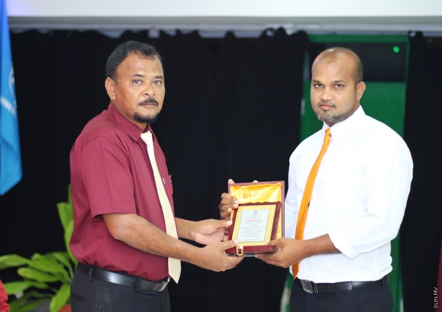 ދ. ބަނޑިދޫ ސްކޫލުގައި ރޭ ބޭއްވި އެ ސްކޫލުގެ އިނާމު ދިނުމުގެ ޖަލްސާގެ ތެރެއިން: އެ ޖަލްސާގައި ވަނީ ސްކޫލަށް އެކި ގޮތްގޮތުން އެހީތެރިކަން ފޯރުކޮށްދިން ފަރާތްތަކުގެ އަގުވަޒަން ކޮށް އެވޯޑު ދީފައި --- ސަން ފޮޓޯ/ އިހްތިޝާމްް މުހައްމަދު