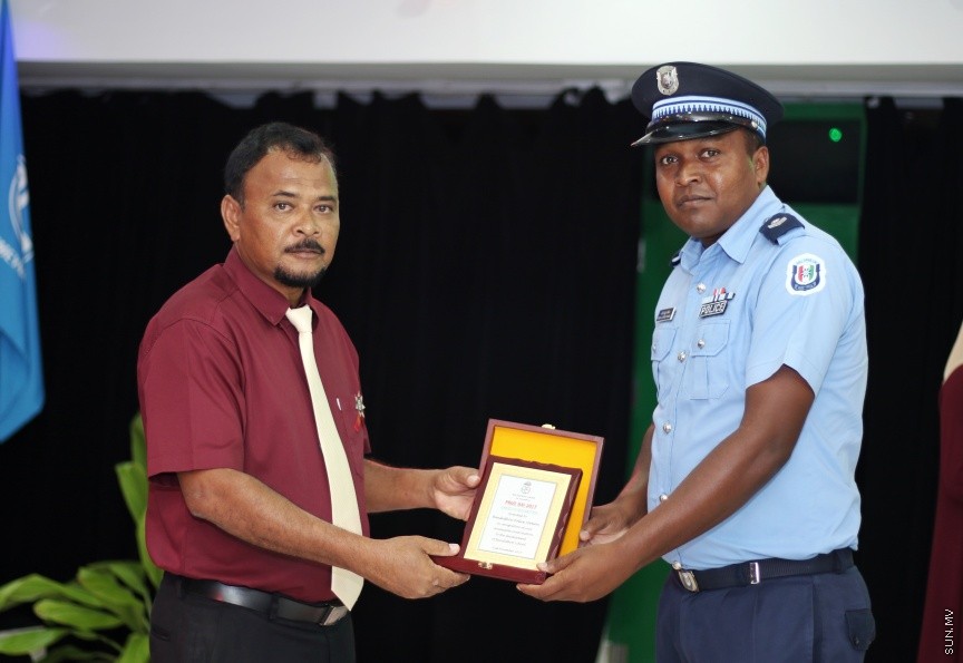 ދ. ބަނޑިދޫ ސްކޫލުގައި ރޭ ބޭއްވި އެ ސްކޫލުގެ އިނާމު ދިނުމުގެ ޖަލްސާގެ ތެރެއިން: އެ ޖަލްސާގައި ވަނީ ސްކޫލަށް އެކި ގޮތްގޮތުން އެހީތެރިކަން ފޯރުކޮށްދިން ފަރާތްތަކުގެ އަގުވަޒަން ކޮށް އެވޯޑު ދީފައި --- ސަން ފޮޓޯ/ އިހްތިޝާމްް މުހައްމަދު