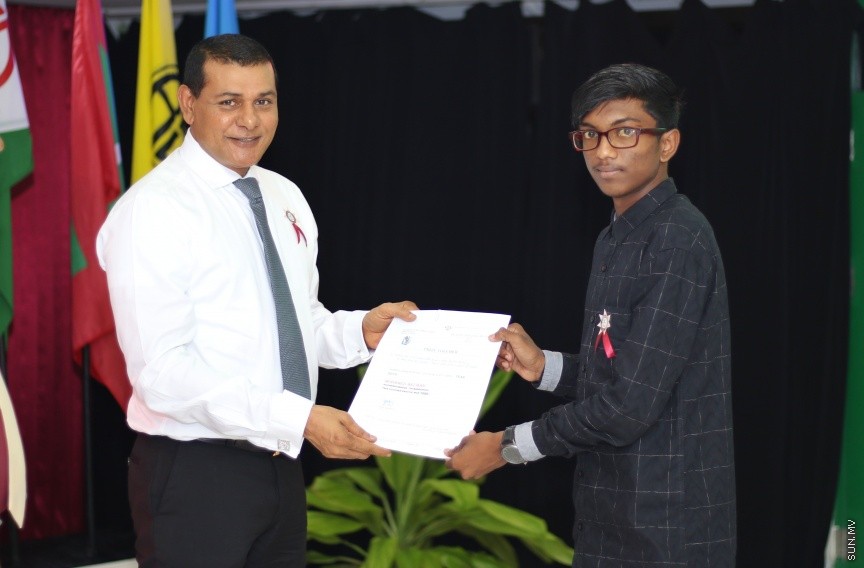 ދ. ބަނޑިދޫ ސްކޫލުގައި ރޭ ބޭއްވި އެ ސްކޫލުގެ އިނާމު ދިނުމުގެ ޖަލްސާގެ ތެރެއިން: އެ ސްކޫލުގެ މޮޅު ދަރިވަރަކަށް ހޮވިފައިވަނީ ނަޔާޒް --- ސަން ފޮޓޯ/ އިހްތިޝާމްް މުހައްމަދު