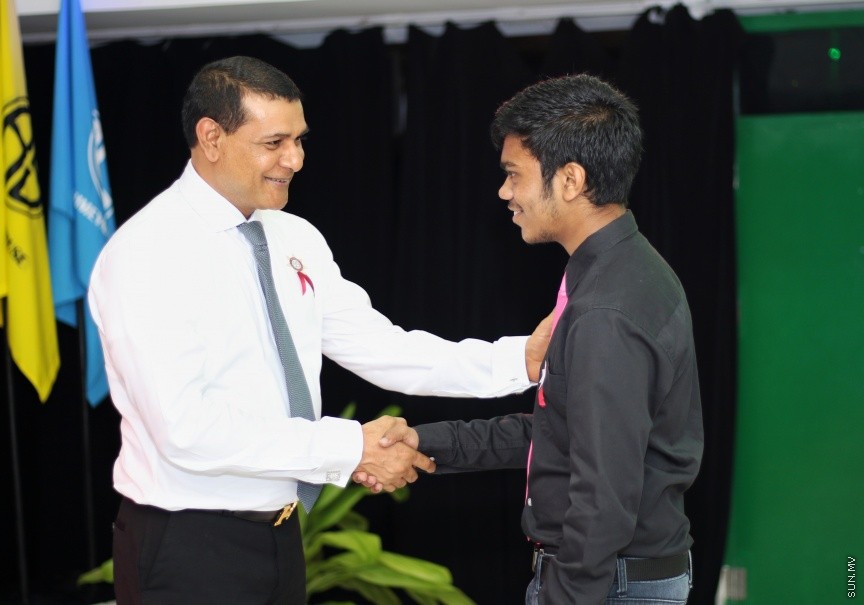 ރޭ ބަނޑިދޫ ސްކޫލުގައި ބޭއްވި އިނާމު ދިނުމުގެ ޖަލްސާގައި ސިޔާމް، މޮޅު ދަރިވަރުގެ މަގާމު ހޯދި ނަޔާޒްއާ ސަލާމް ކުރައްވަނީ --- ސަން ފޮޓޯ/ އިހްތިޝާމް މުހައްމަދު