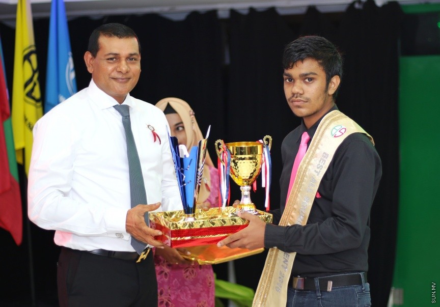 ރޭ ބަނޑިދޫ ސްކޫލުގައި ބޭއްވި އިނާމު ދިނުމުގެ ޖަލްސާގައި އެ ސްކޫލުގެ މޮޅު ދަރިވަރަށް ސިޔާމް ޓްރޮފީ ހަވާލުކޮށްދެއްވަނީ --- ސަން ފޮޓޯ/ އިހްތިޝާމް މުހައްމަދު