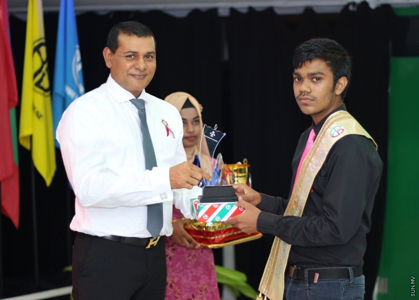 ރޭ ބަނޑިދޫ ސްކޫލުގައި ބޭއްވި އިނާމު ދިނުމުގެ ޖަލްސާގައި އެ ސްކޫލުގެ މޮޅު ދަރިވަރަށް ސިޔާމް ޓްރޮފީ ހަވާލުކޮށްދެއްވަނީ --- ސަން ފޮޓޯ/ އިހްތިޝާމް މުހައްމަދު