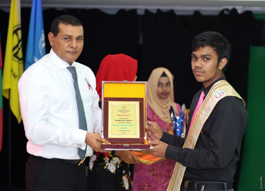 ރޭ ބަނޑިދޫ ސްކޫލުގައި ބޭއްވި އިނާމު ދިނުމުގެ ޖަލްސާގައި އެ ސްކޫލުގެ މޮޅު ދަރިވަރަށް ސިޔާމް އެވޯޑް ހަވާލުކޮށްދެއްވަނީ --- ސަން ފޮޓޯ/ އިހްތިޝާމް މުހައްމަދު