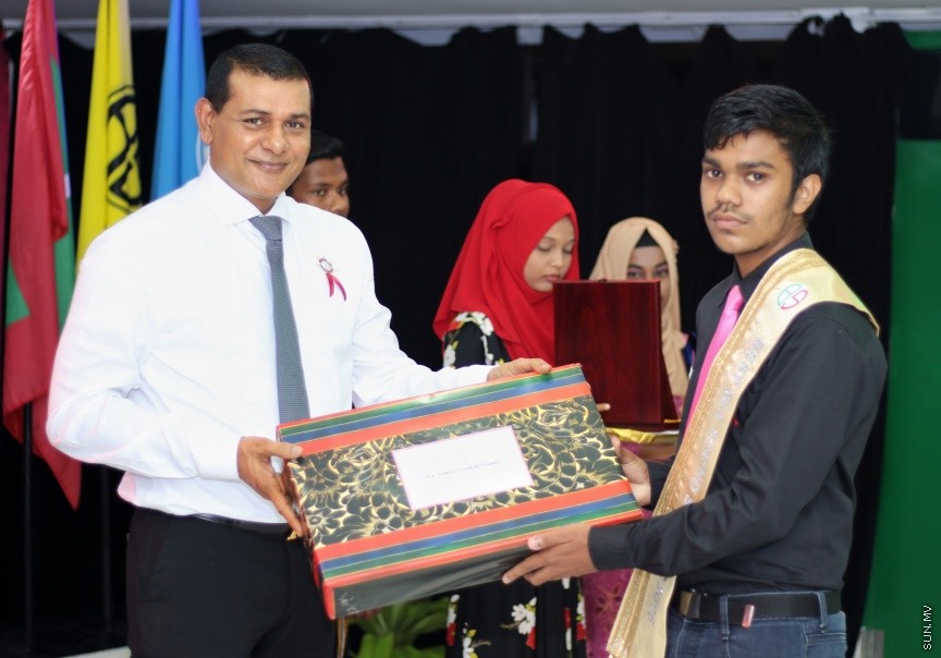 ރޭ ބަނޑިދޫ ސްކޫލުގައި ބޭއްވި އިނާމު ދިނުމުގެ ޖަލްސާގައި އެ ސްކޫލުގެ މޮޅު ދަރިވަރަށް ސިޔާމް އިނާމު ހަވާލުކޮށްދެއްވަނީ --- ސަން ފޮޓޯ/ އިހްތިޝާމް މުހައްމަދު