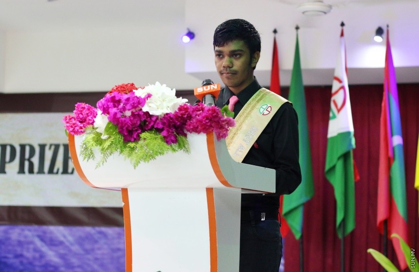 ރޭ ބަނޑިދޫ ސްކޫލުގައި ބޭއްވި އިނާމު ދިނުމުގެ ޖަލްސާގައި އެ ސްކޫލުގެ މޮޅު ދަރިވަރުގެ މަގާމު ހޯދި ނަޔާޒް ވާހަކަދައްކަނީ --- ސަން ފޮޓޯ/ އިހްތިޝާމް މުހައްމަދު